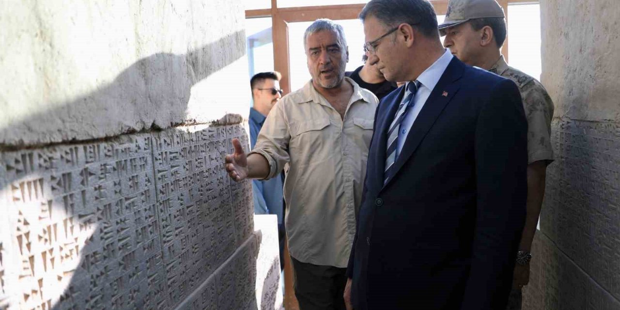 Van Valisi Balcı, Ayanıs Kalesi’ndeki kazıları takip etti