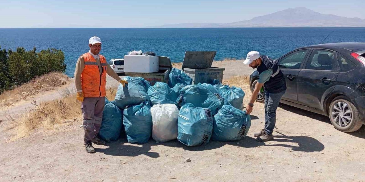 Tuşba Belediyesi’nden Van Gölü sahil temizliği