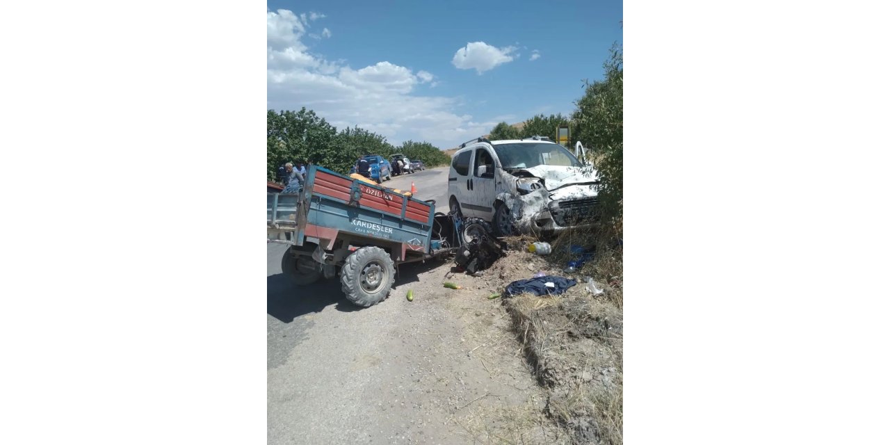 Elazığ’da römorklu çapa makinesi ile hafif ticari araç çarpıştı: 2 yaralı