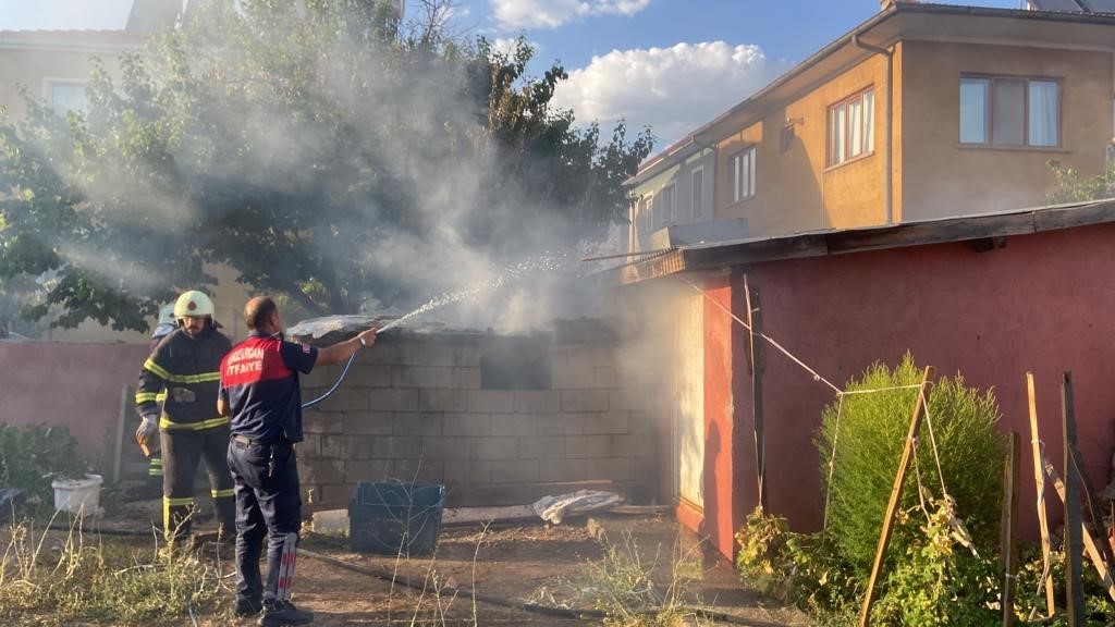 Odunlukta çıkan yangın büyümeden söndürüldü