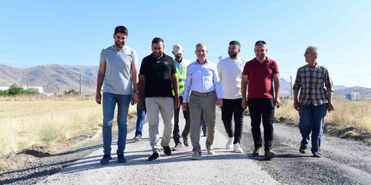 Yeşilyurt’ta kırsal mahallelerdeki yol çalışmalarına ağırlık verildi