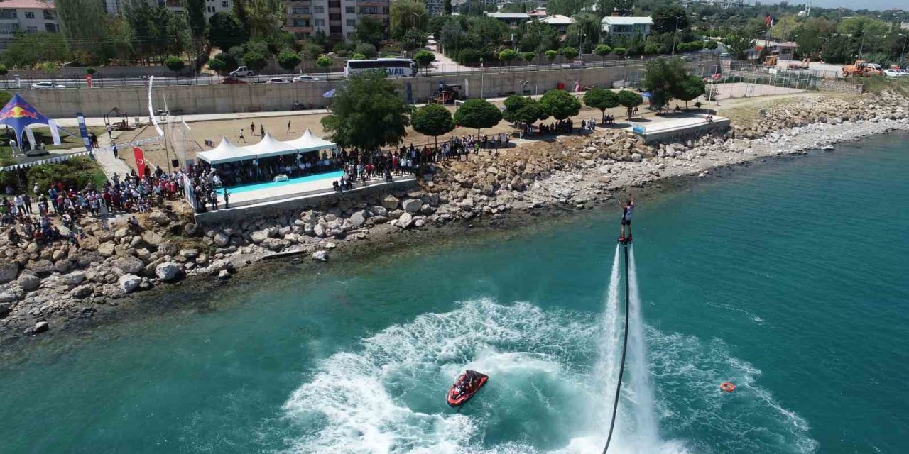 Van Gölü’nde renkli görüntüler: flyboard ile parasailing nefes kesti