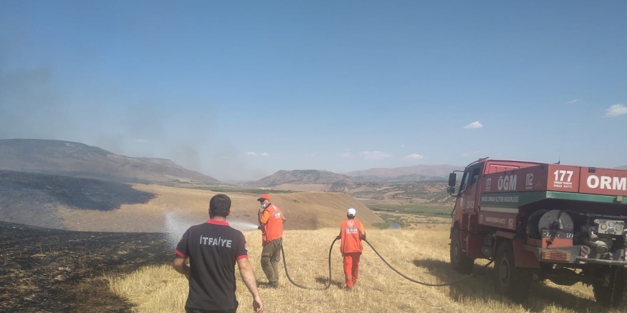 Bingöl’de örtü yangını ormanlık alana sıçramadan söndürüldü