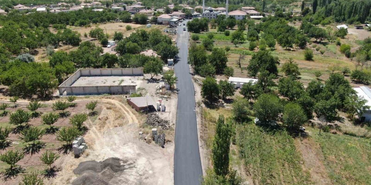 Büyükşehrin Akçadağ’daki yol çalışmaları sürüyor