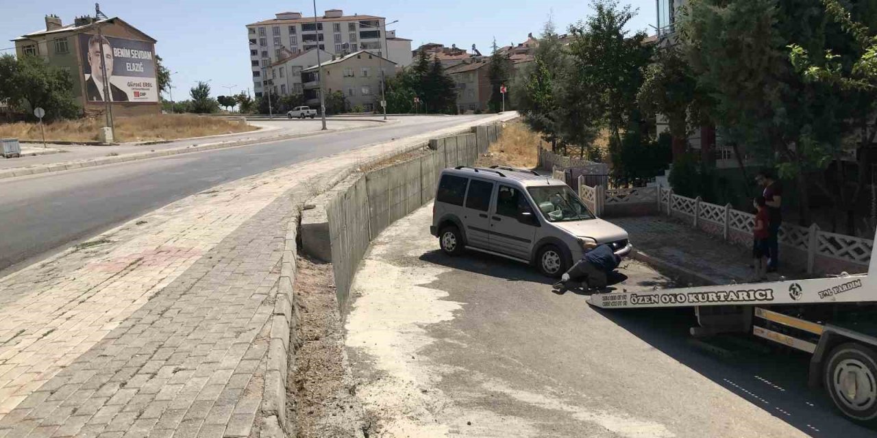 Yine aynı yer yine kaza: Korkudan evlerinin önünde oturamıyorlar