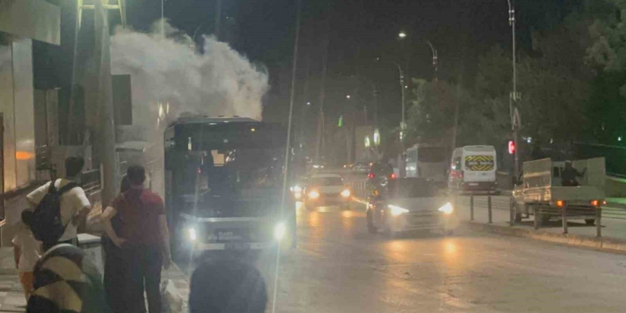Yolcu otobüsünden çıkan duman paniğe neden oldu