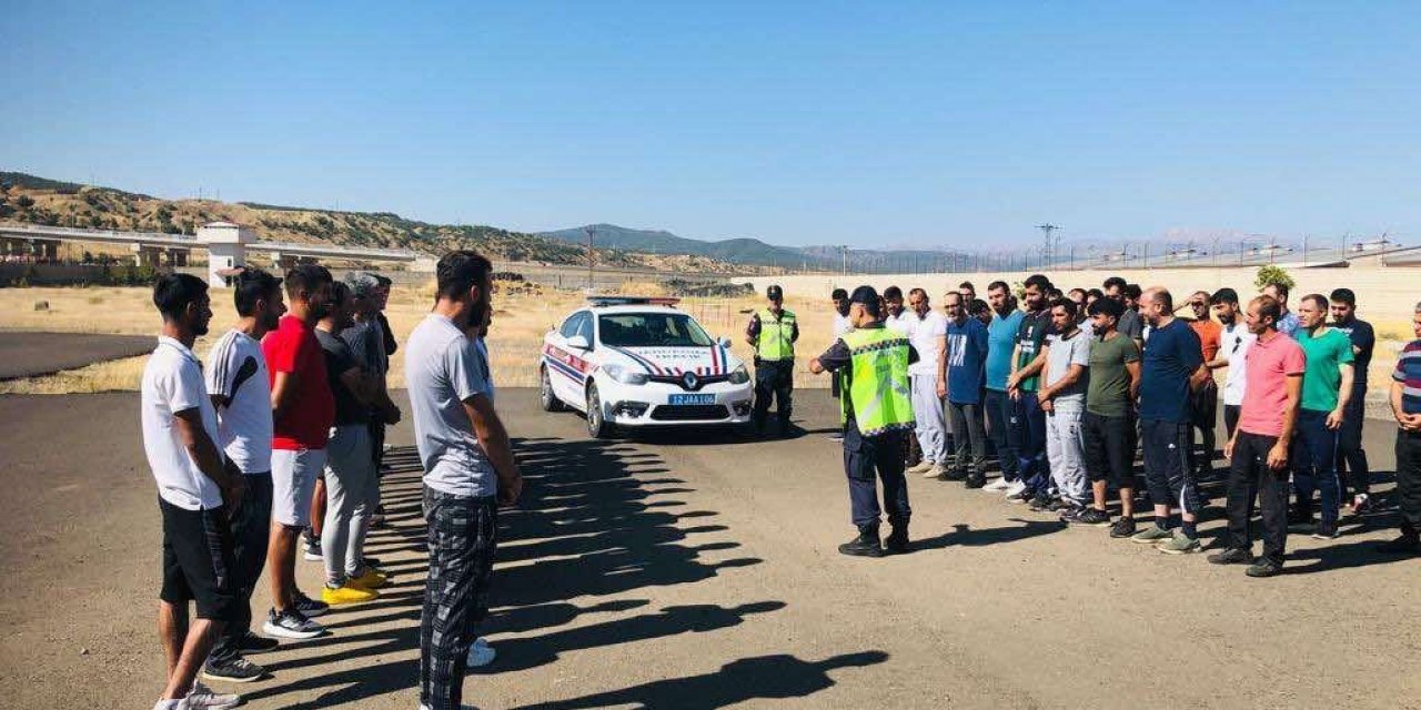 Bingöl’de jandarma trafik kuralları hakkında vatandaşları bilgilendirdi