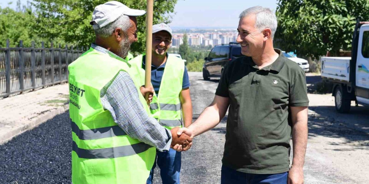 Yeşilyurt’ta yol çalışmaları hız kesmeden devam ediyor