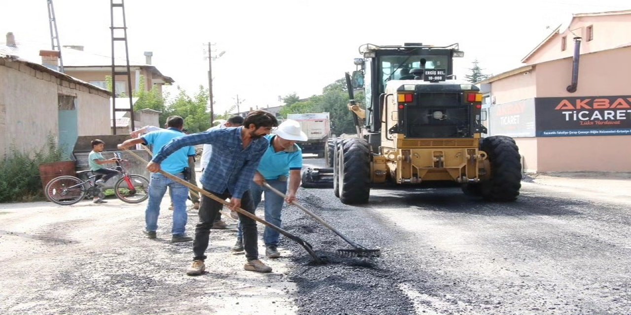 Erciş Belediyesinden yol onarım çalışması