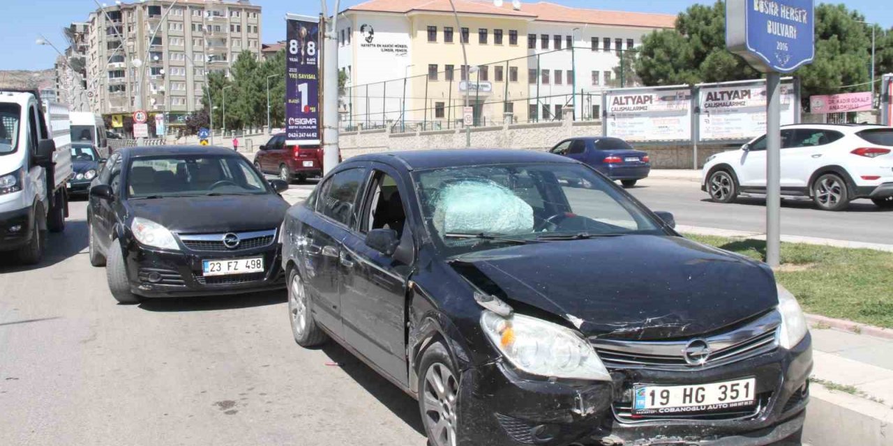 Elazığ’da zincirleme trafik kazası: 3 yaralı