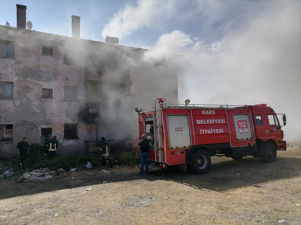 Apartman dairesinde çıkan yangında, anne ve 2 çocuğu dumandan etkilendi