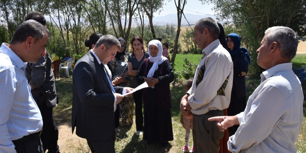 Kaymakam Çimşit yangında 7 ineğini kaybeden Ölmez ailesini ziyaret etti