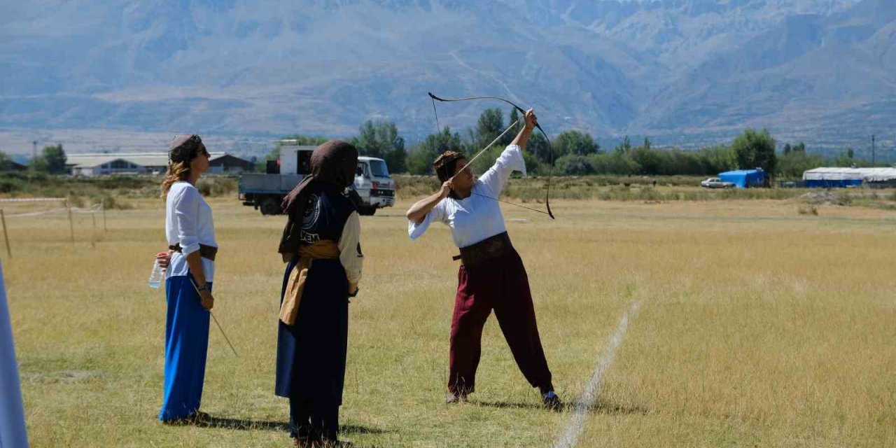 Erzincan’da Geleneksel Türk Okçuluğu Hava Koşusu Türkiye Şampiyonası başladı