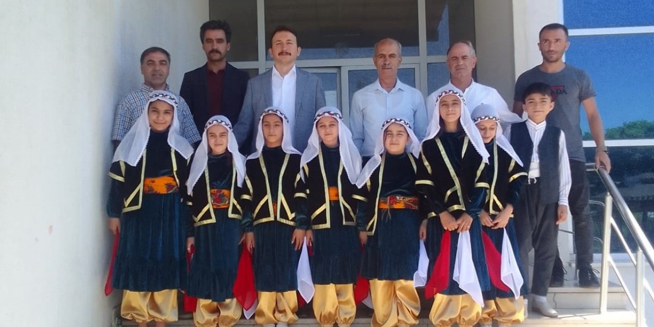 Solhan HEM’de kız öğrencilere folklor kıyafeti hediyesi