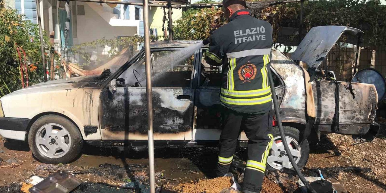 Elazığ’da depoyla birlikte otomobil de küle döndü