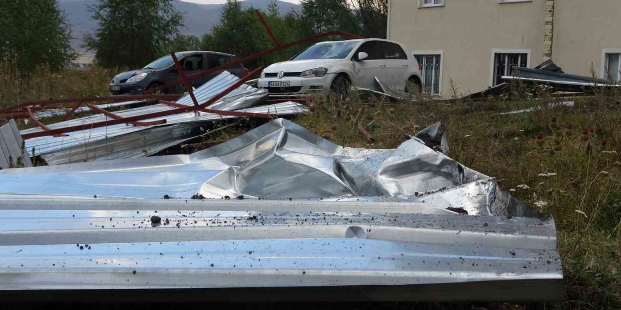 Ardahan’da hortum, çatılar uçtu, araçlar zarar gördü