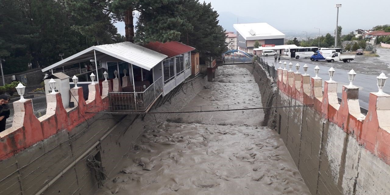 Erzincan’da sağanak yağış derelerden sel getirdi