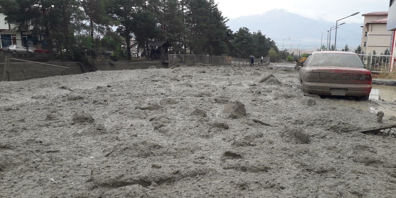 Üzümlü’de sel zarara yol açtı