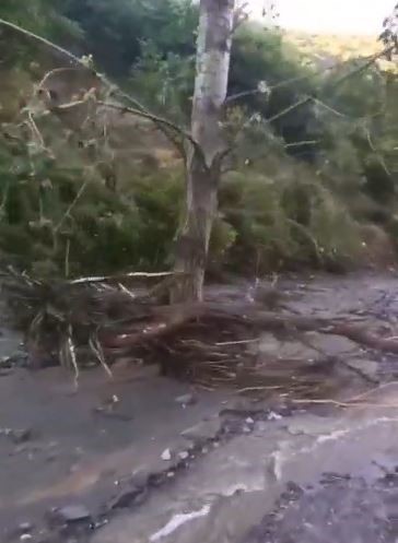 Elazığ’da sağanak yağış köy yollarını tahrip etti