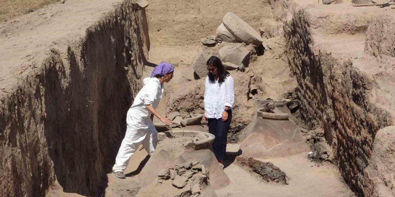 Garibin Tepe’deki kazılarda 2 bin 700 yıllık pithoslar bulundu