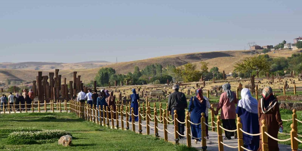 Cumhurbaşkanı Erdoğan’ın çağrısı karşılık buldu: Ahlat’ı son bir haftada 50 bin kişi ziyaret etti