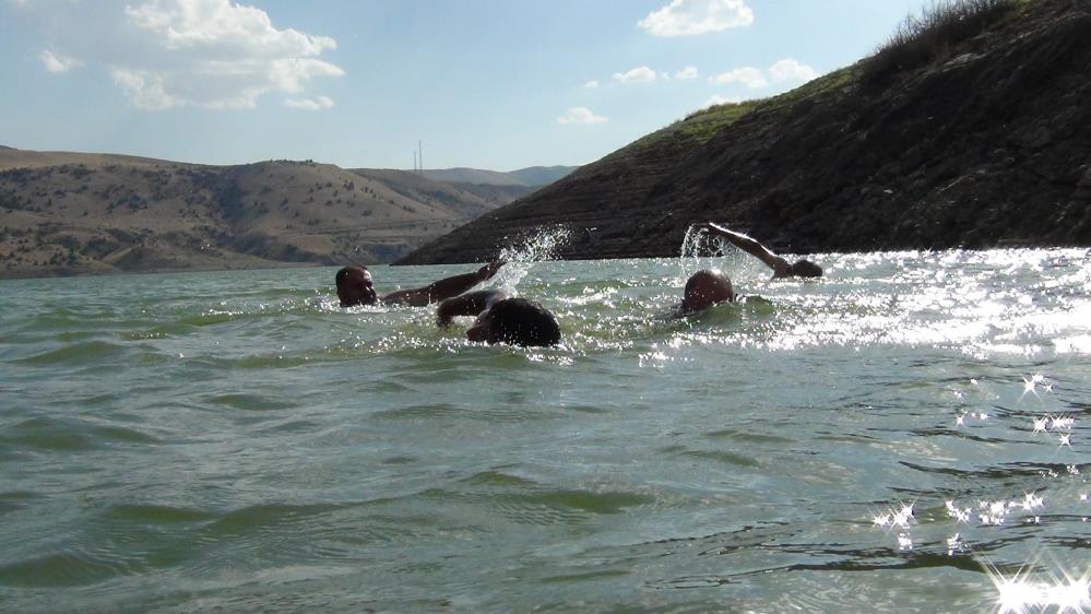 Kars’ta sıcaktan bunalan vatandaşlar barajda serinleniyor