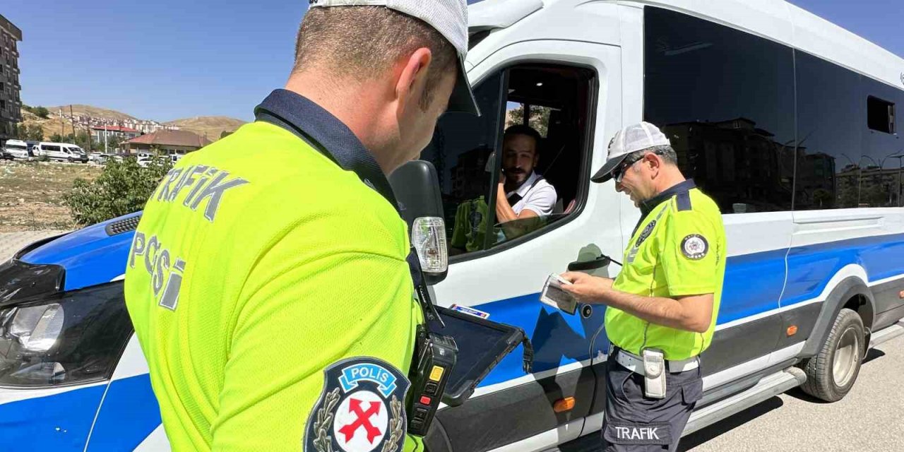 Yüksekova’da toplu taşıma araçları denetlendi