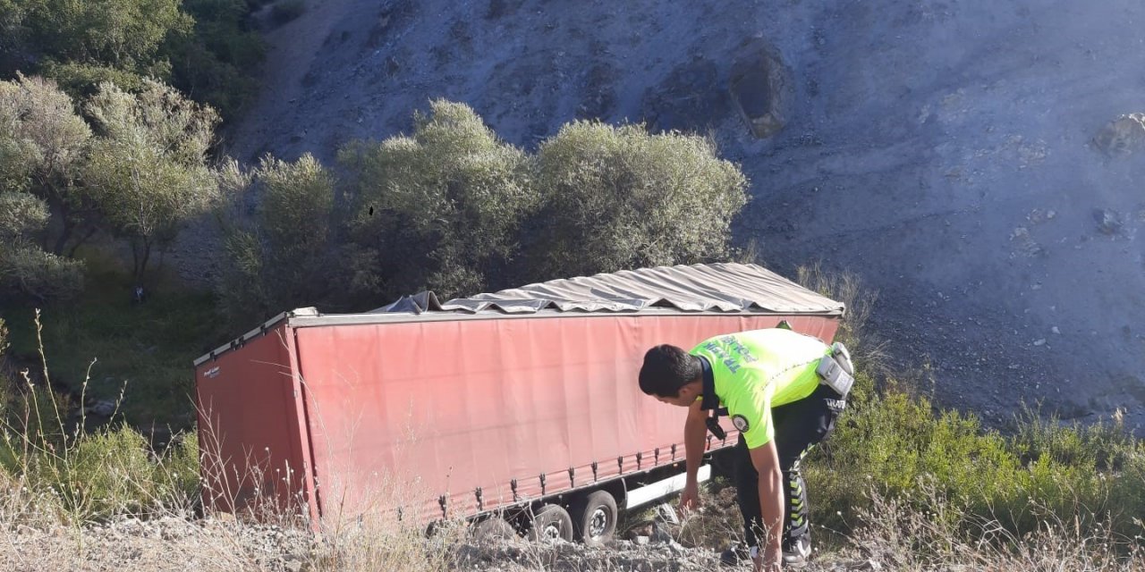 Erzincan’da tır şarampole uçtu