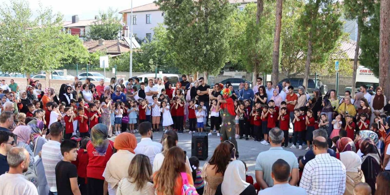 Okula yeni başlayan miniklere palyaço sürpriz