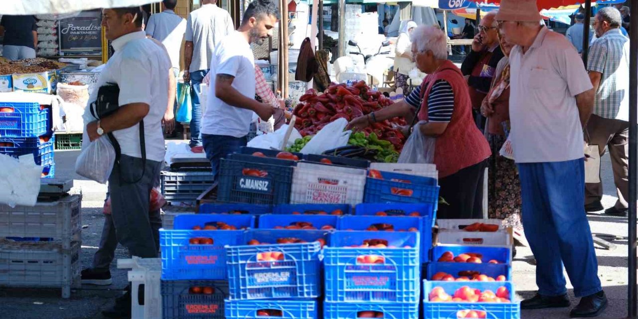 Erzincan’da salçalık domates ve biberler tezgahlarda