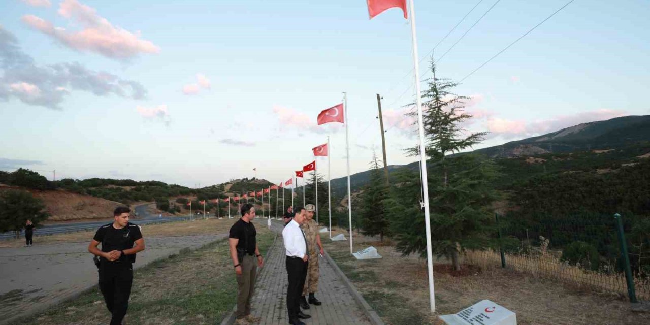 Vali Usta’dan 33 şehit anıtına ziyaret