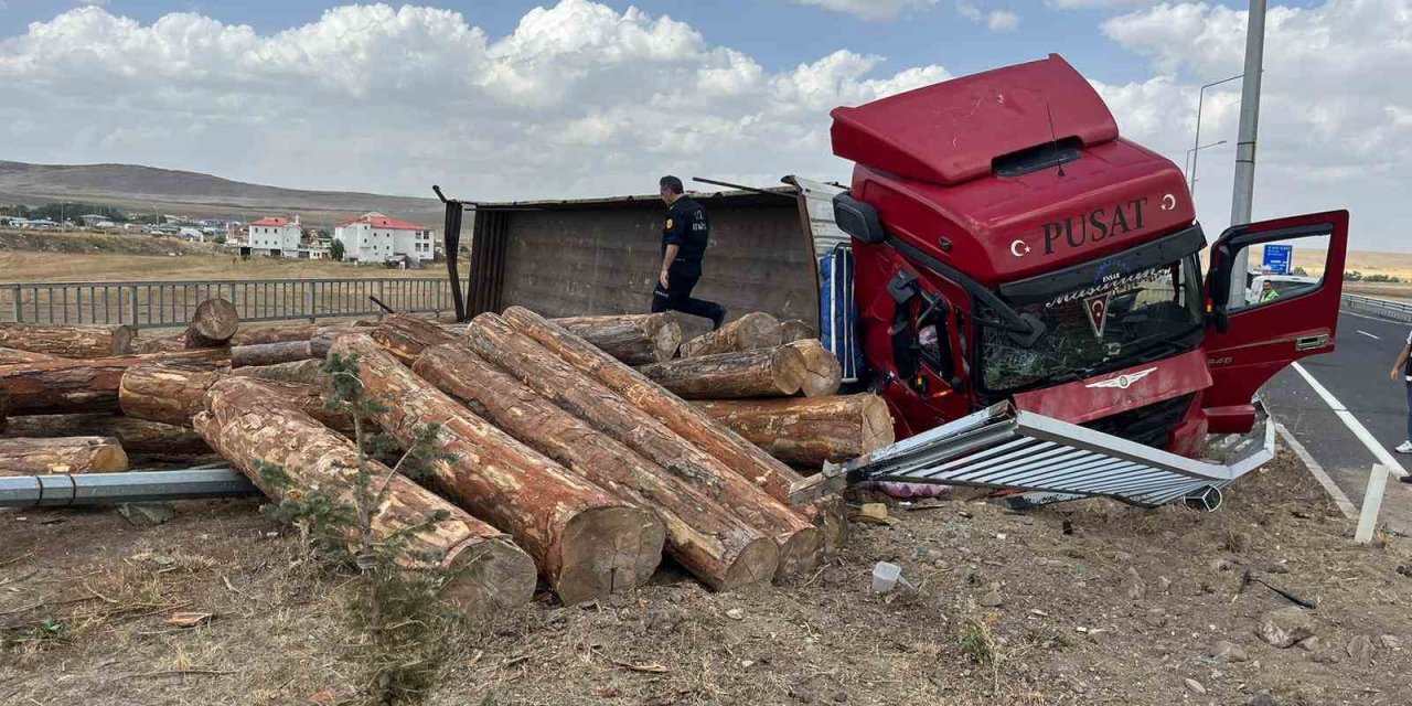 Kars’ta tomruk yüklü tır devrildi: 1 yaralı