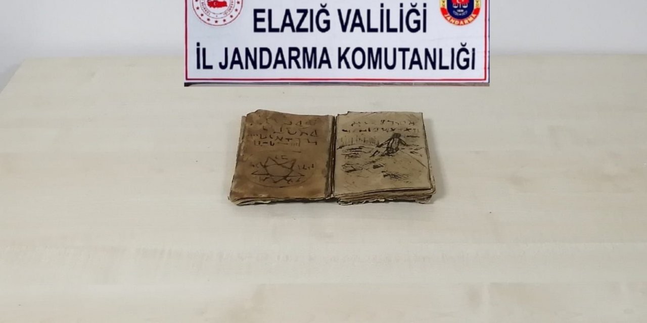 Jandarma alıcı kılığına girdi, Elazığ’da Roma döneminden kalma kitap ele geçirildi