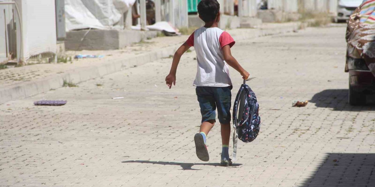 Depremzede çocuklara çanta ve kırtasiye yardımı