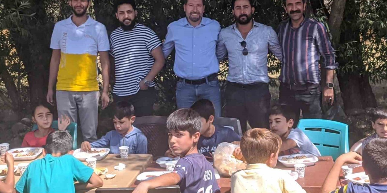 100 çocuğa yemek ve kırtasiye malzemesi dağıtıldı