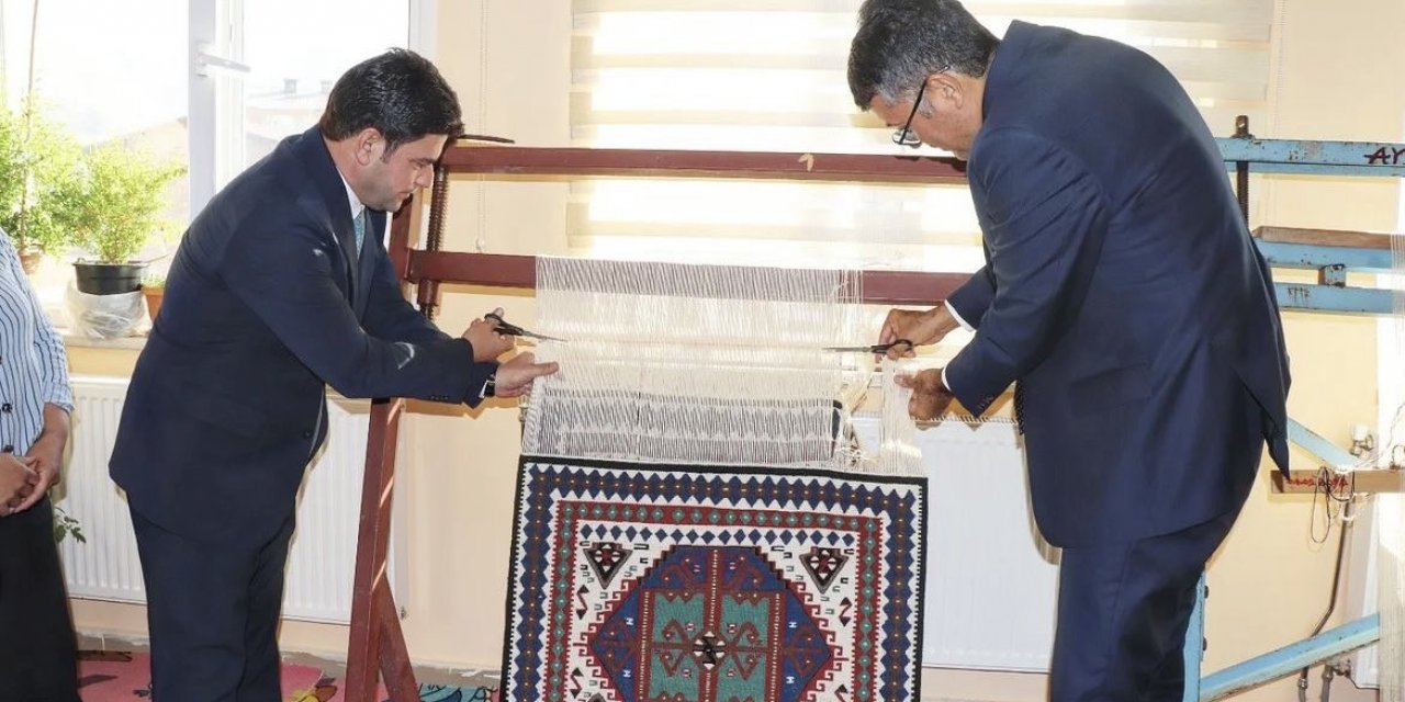 Vali Çelik, kadın kursiyerlerin yerine kilim kesti