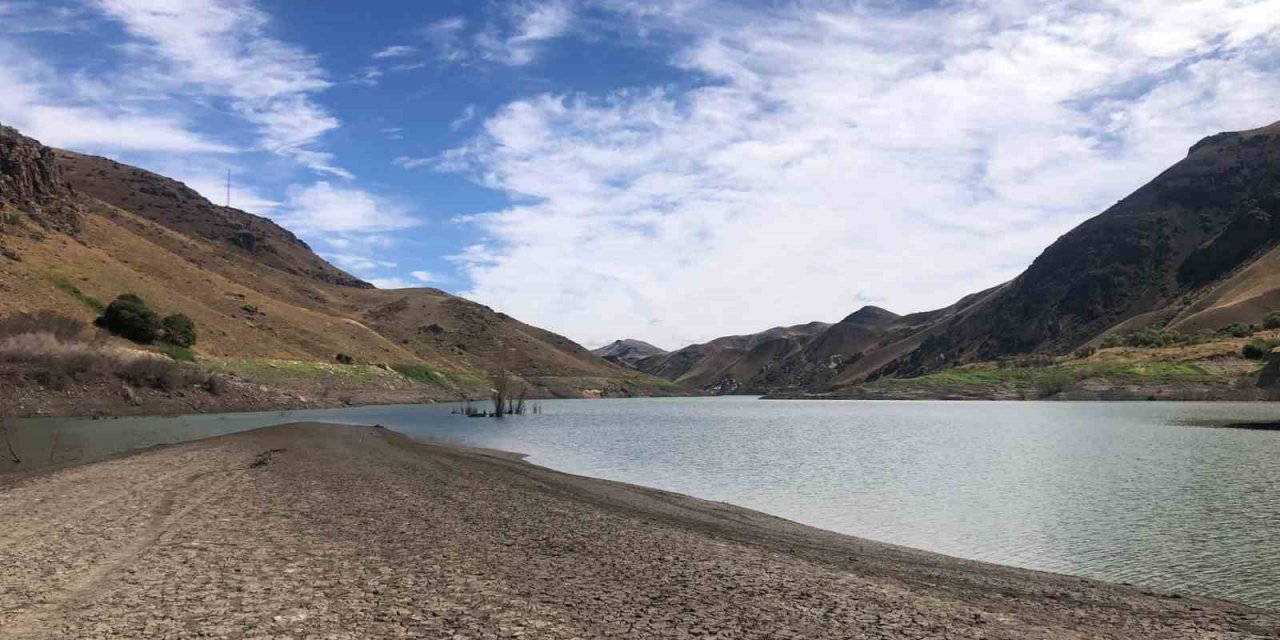 Kars’ta baraj suyu 20 metre çekildi