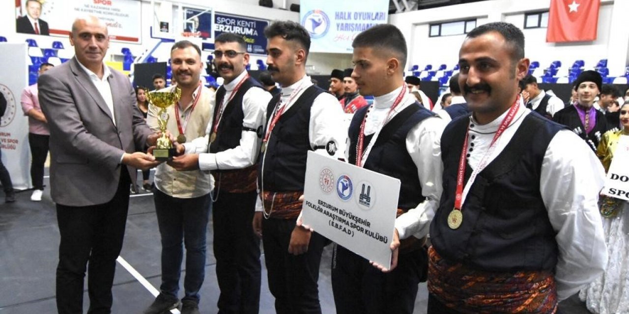 Folklor eğitmenlerine vefa için yarıştılar