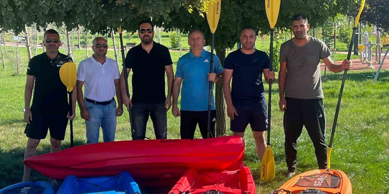 Bingöl’de sporculara kano ve yarış botu hediye edildi