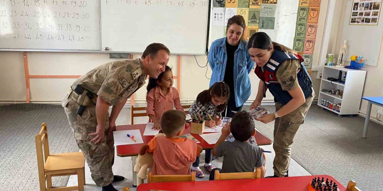 Jandarma ekipleri öğrencilerin okul heyecanına ortak oldu