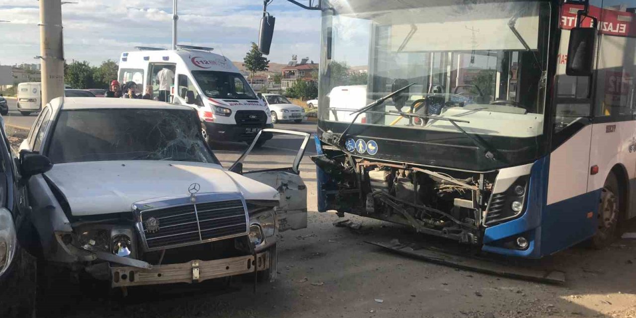 Elazığ’da otobüs 2 otomobile çarptı: 5 yaralı