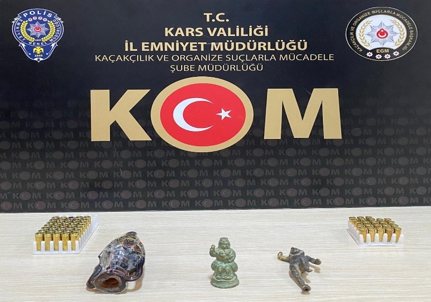 Kars’ta tarihi eser ve silah ele geçirildi