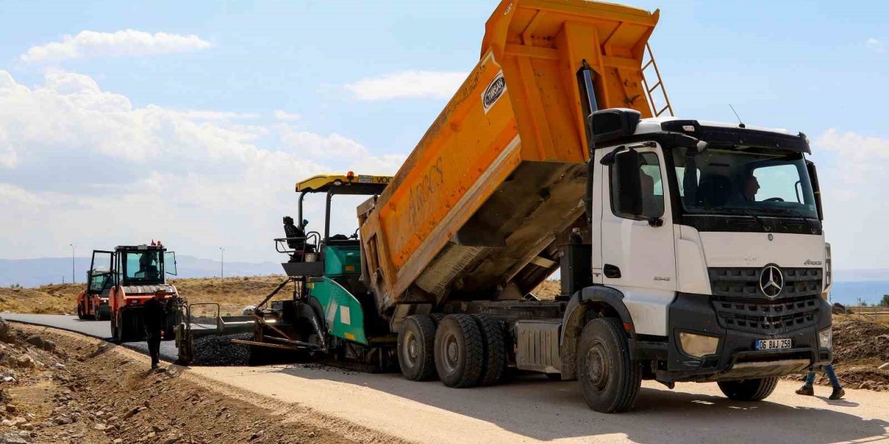 Erciş’te yol asfaltlama çalışması