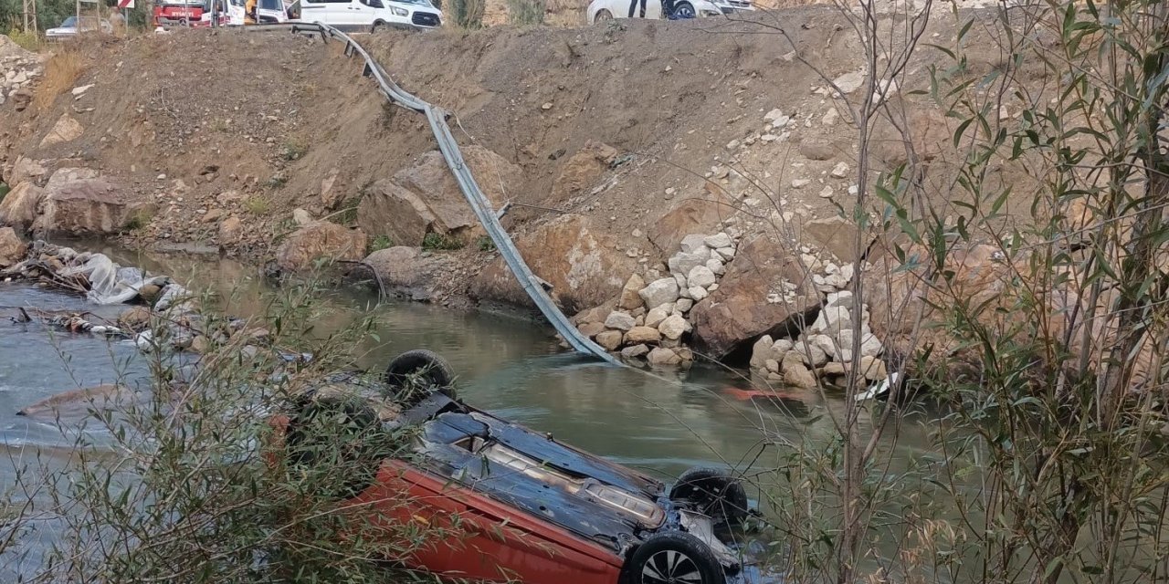 Tortum Çayı’na araç uçtu, 4 kişi yaralandı