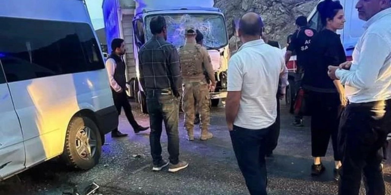 Van’da minibüs ile kamyon çarpıştı: 1 ölü, 7 yaralı