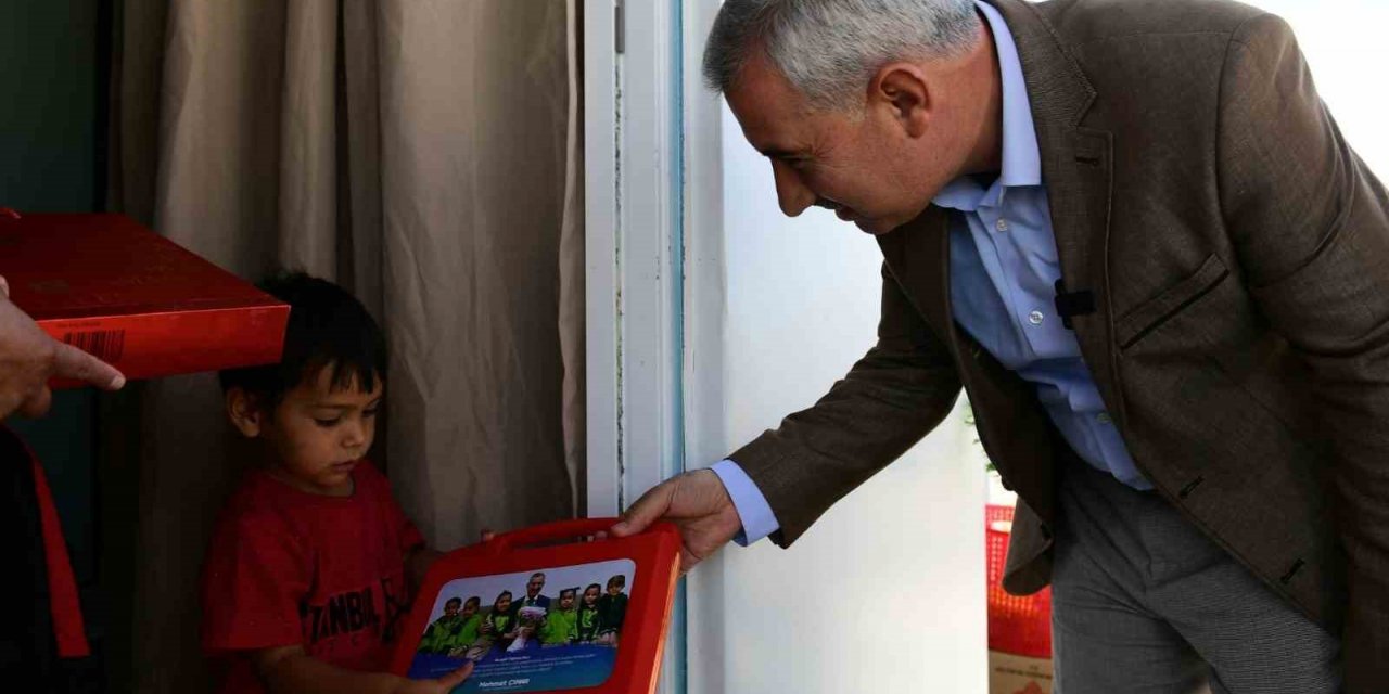 Yeşilyurt’tan okula yeni başlayan öğrencilere eğitim seti