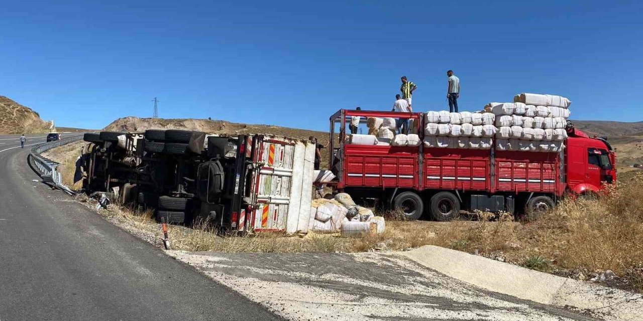 Karlıova’da saman yüklü kamyon devrildi