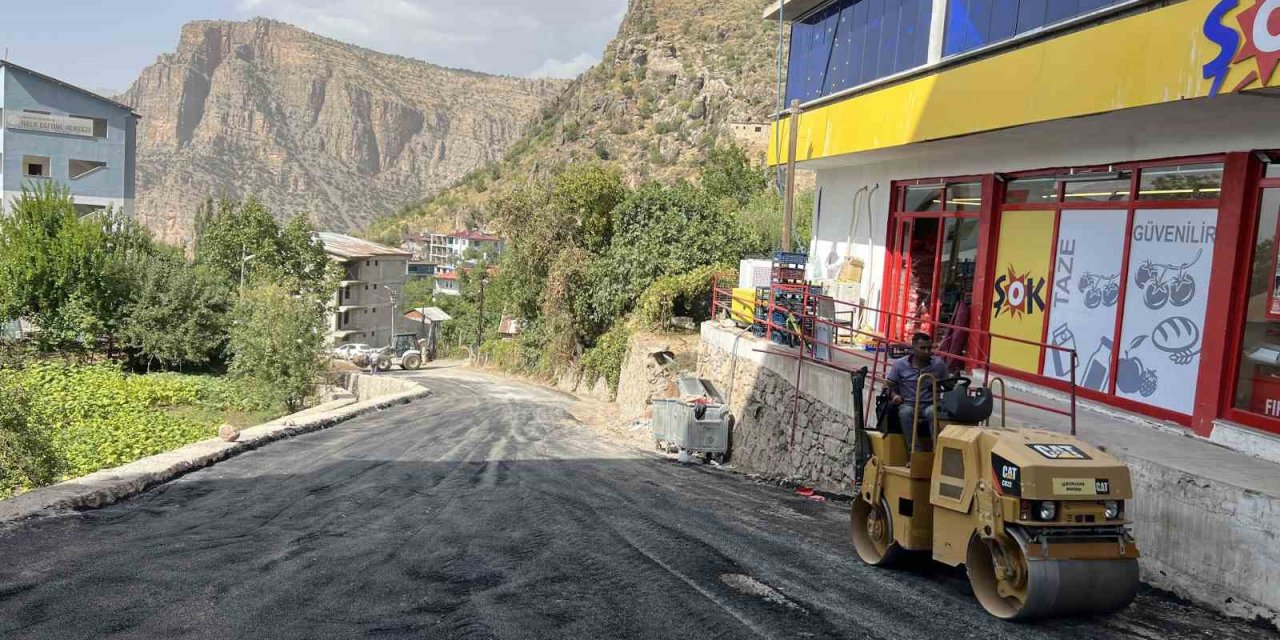 Çukurca’da yol asfaltlama çalışması