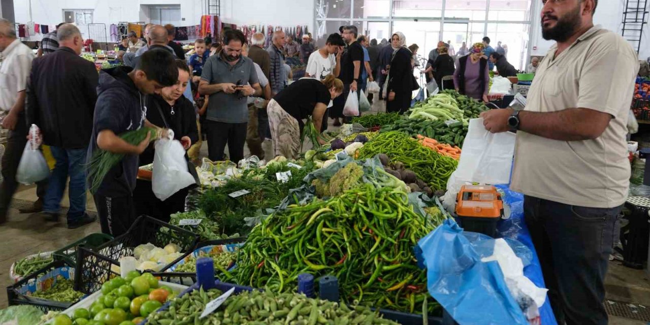 Kapalı semt pazarında cumartesi yoğunluğu