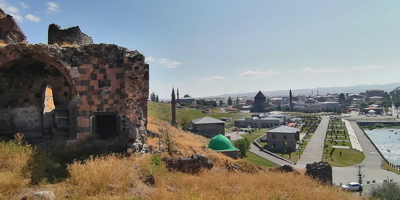 Kars'taki Meryem Ana Kilisesi definecilerin hedefi oldu